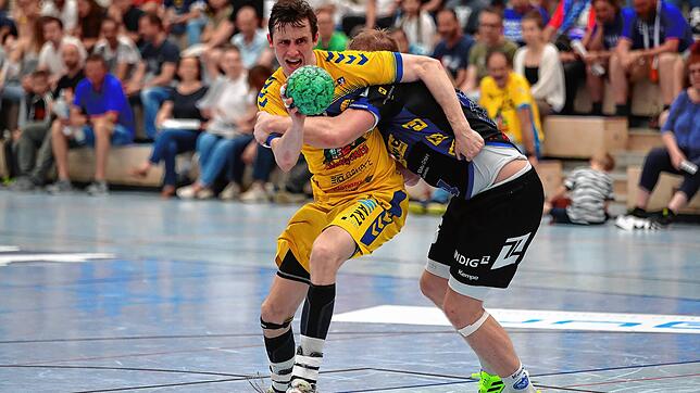 Hart umkämpftes vorletztes Heimspiel: Der Konstanzer Lars Michelberger (links) im Duell mit Peter Walz vom ThSV Eisenach.