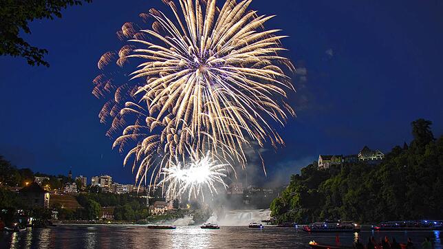 Das Rheinfall-Feuerwerk über einem der größten Wasserfälle Europas. in Stein am Rhein wird es, anders als in anderen Gemeinden, in ...