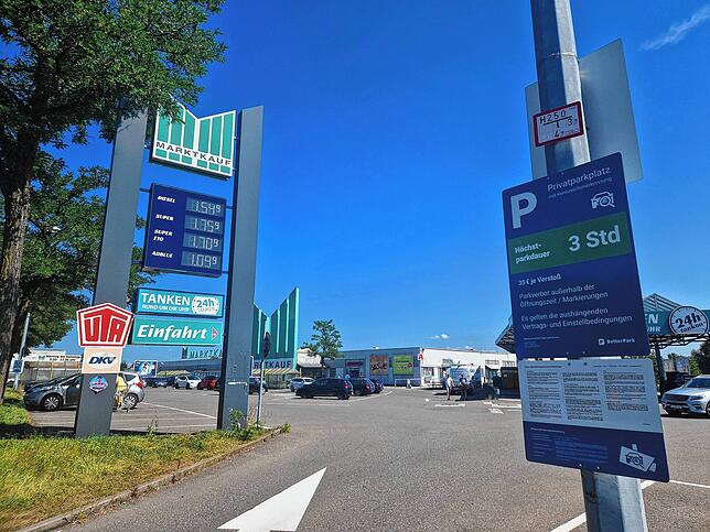 Auch Supermärkte setzen vermehrt auf eine Parkraumbewirtschaftung mit Kennzeichenerfassung.