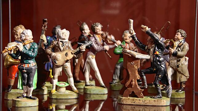 Elf Figuren des Sets „Das große Orchester“ sowie vier Figuren des Sets „Das kleine Orchester“ besitzt das Stadtmuseum Radolfzell. Sie ...
