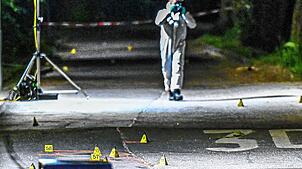 Ein Polizist fotografiert zur Spurensicherung an einem Tatort in Göppingen. Ein Mann ist durch Schüsse schwer verletzt worden. Die Täter ...