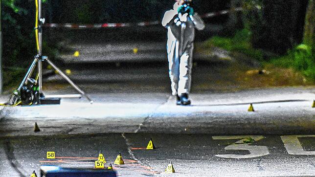 Ein Polizist fotografiert zur Spurensicherung an einem Tatort in Göppingen. Ein Mann ist durch Schüsse schwer verletzt worden. Die Täter ...