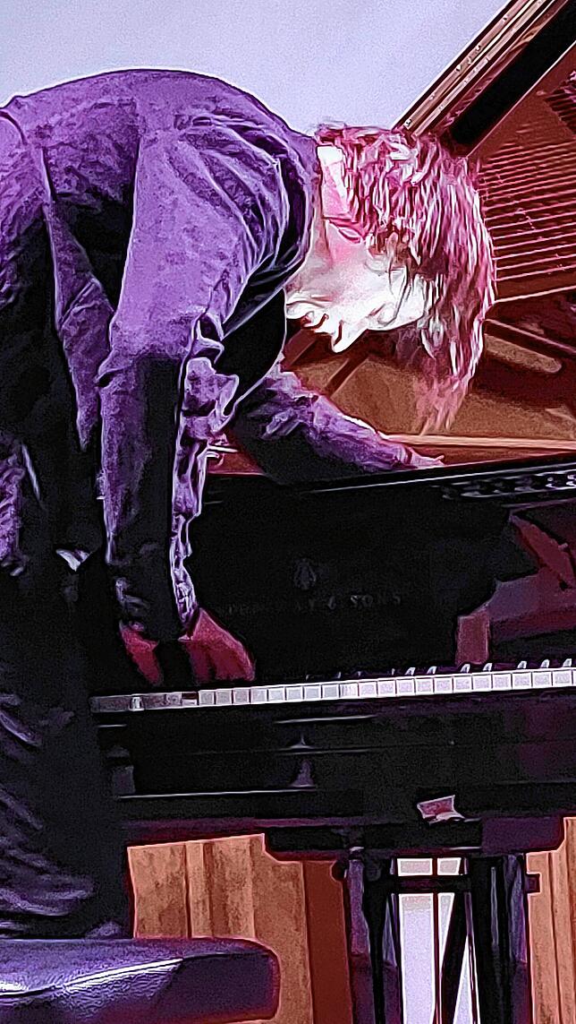 Wenn die 88 Tasten nicht mehr reichen, steht der Pianist Michael Wollny auf und greift in die Saiten.