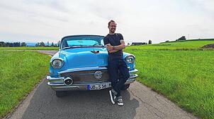 Jörg Fischer und sein 1956er Biuck. Das Kennzeichen ist eine Hommage: „S“ für Buick Super, „56“ für das Baujahr.