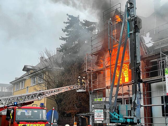 Meterhohe Flammen schlagen den Feuerwehrleuten am Mittwochnachmittag auf der Drehleiter aus dem Obergeschoss des Hauses entgegen.