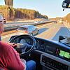 Busfahrer Wolfgang Preß steuert am frühen Donnerstagabend einen der Kögel-Busse auf der Autobahn Richtung Osten. Vor ihm fährt der ...