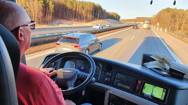 Busfahrer Wolfgang Preß steuert am frühen Donnerstagabend einen der Kögel-Busse auf der Autobahn Richtung Osten. Vor ihm fährt der ...
