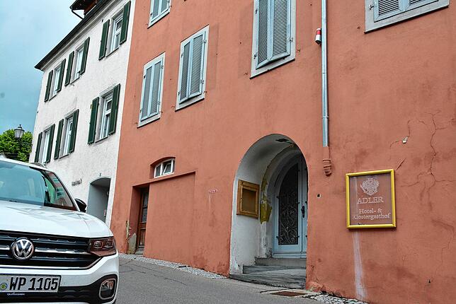 Nur noch der leichte Rücksprung in der Wand neben dem Rundbogen, in dem sich immer noch der Eingang zum Gasthof Adler befindet, zeugt ...