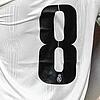 Das Symbolbild (Trikotnummer von Real-Madrid-Star Toni Kroos) zeigt es an: Wir blicken auf acht spannende Transfers im Fußball-Bezirk ...