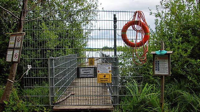 Gesperrter Steg mit Warnschildern am Mindelsee: Diese Anlage ist nicht dafür gedacht, um von ihr ins Wasser zu springen. Doch ist das ...