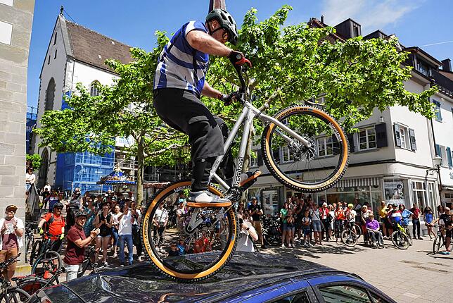 Markus Stahlberg war schon 2022 auf dem Seetorplatz zu sehen, hier in Aktion mit dem Fahrrad auf dem Autodach.