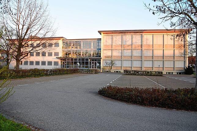 Die Nutzung öffentlicher Parkplätze, wie hier beim Scheffel-Gymnasium in Bad Säckingen, lässt sich für die Installation von PV-Anlagen ...