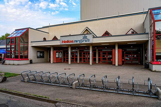 Der Eingangsbereich der Helios-Arena mit ihren zwei Bahnen.