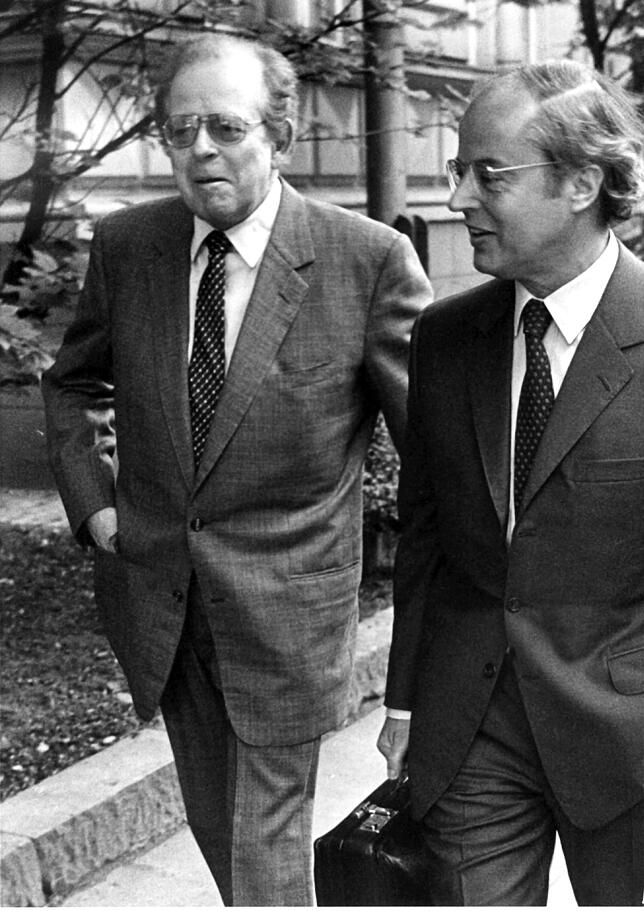 Friedrich Karl Flick (links) mit einem Juristen auf dem Weg zu einer Verhandlung.