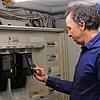 Viele Verbraucher schauen derzeit mit Sorge auf die Zählerstände von Strom und Gas. Auf dem Bild dokumentiert Stadtwerk-Sprecher ...