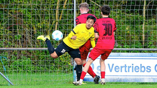 Der Öhninger Viet Nguyen (links) trug mit seinen zwei Toren im Spiel gegen Walbertsweiler wesentlich zum 3:0-Sieg der Heimelf bei.