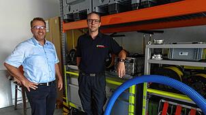 Deutlich mehr Lagerfläche im Anbau: Oberteuringens Bürgermeister Ralf Meßmer und Feuerwehrkommandant Björn Hussal vor den neuen ...