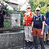Die Familie Malik aus Lüneburg ist, coronabedingt, zum ersten Mal in der Region. Unser Bild zeigt sie vor dem Brunnen in Achdorf, von ...