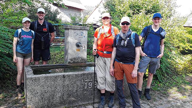 Die Familie Malik aus Lüneburg ist, coronabedingt, zum ersten Mal in der Region. Unser Bild zeigt sie vor dem Brunnen in Achdorf, von ...