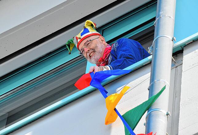 Bild 6: Bilder von der Machtübernahme in Stockach: Bürgermeister seilt den Rathausschlüssel ab