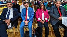 Bürgermeister Thomas Kugler (von links) mit den drei Kandidaten Ralph Gerster, Patricia Habib Celedón und Markus Bezikofer, die sich um ...