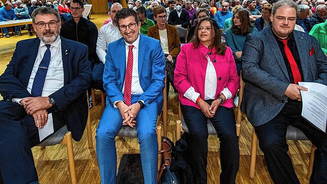 Bürgermeister Thomas Kugler (von links) mit den drei Kandidaten Ralph Gerster, Patricia Habib Celedón und Markus Bezikofer, die sich um ...