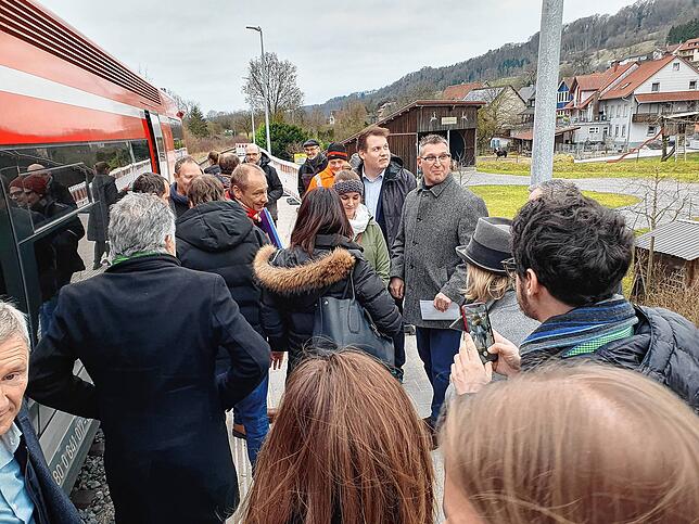 Ankunft in Stühlingen. 30 geladene Gäste aus Bunde- Landes und Kommunalpolitik sowie Vertreter der Bahn testeten im Alltagsbetrieb den ...