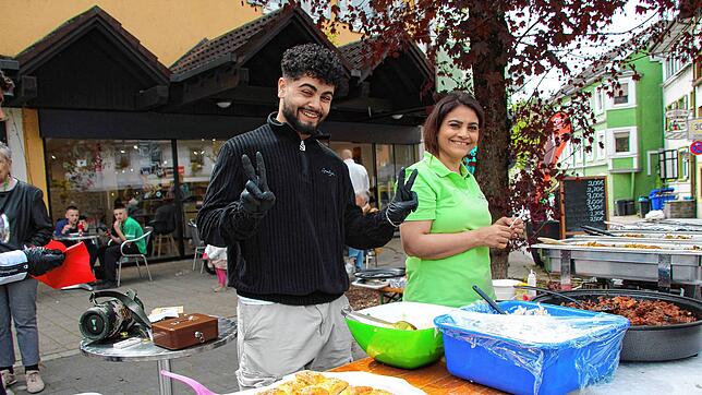 Chirin Youssef (rechts) von C&L Café und Lebensmittel und ihr Sohn boten selbstgemachte orientalische Leckereien an.