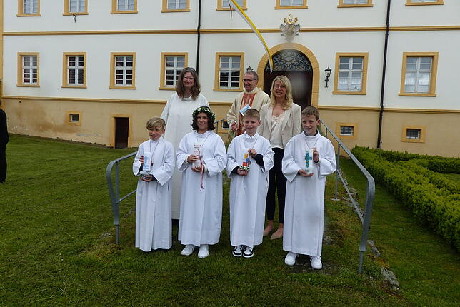 Die Kommunionkinder aus Riedern am Wald (von links): Pepe Wiederkehr, Isabel Enderle, Magnus Duttlinger und Mika Wiederkehr wurden von ...
