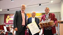 Während des Festabends ehrten Bürgermeister Arne Zwick (links) und Ortsvorsteher Tobias Schatz (rechts) mit der Ehrenurkunde der Stadt ...