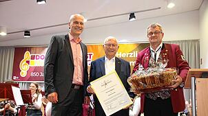 Während des Festabends ehrten Bürgermeister Arne Zwick (links) und Ortsvorsteher Tobias Schatz (rechts) mit der Ehrenurkunde der Stadt ...