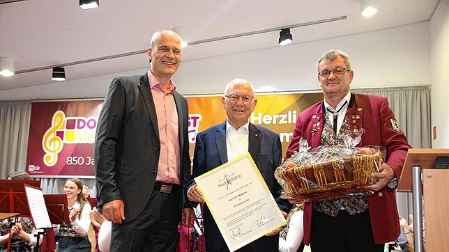 Während des Festabends ehrten Bürgermeister Arne Zwick (links) und Ortsvorsteher Tobias Schatz (rechts) mit der Ehrenurkunde der Stadt ...