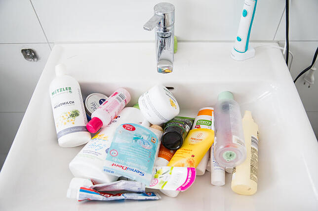 Fast alle Produkte, die im Bad benötigt werden, haben Plastikverpackungen. Zudem sind viele Artikel mit Mikroplastik versetzt.