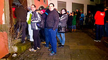Menschenansammlung morgens kurz vor 6 Uhr in der Turmgasse 7: 99 Kinderleih-Hänsele sind zu vergeben. Interessierte stehen Schlange, um ...
