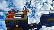 Komplizierte Reparatur: Arbeiter setzen nach dem schweren Gewittersturm die beschädigte Oberleitung der Bahnstecke Radolfzell-Konstanz ...