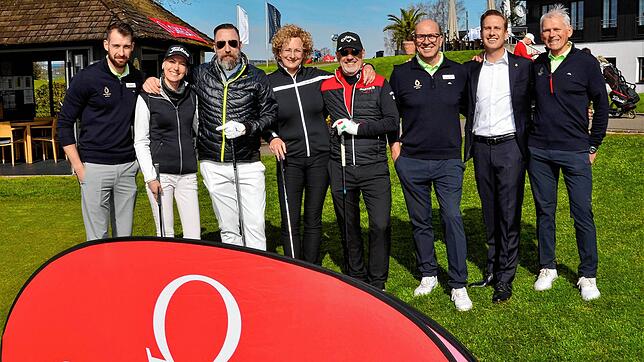 Spieler und Offizielle freuen sich am Öschberghof über die Eröffnung der Golfsaison, allen voran Clubpräsident Alexander Hengst (zweiter ...