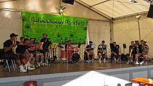 Premiere hatte beim Parkfest die neue Formation „Bläch Buäbä“. Die jungen Musiker aus der Region haben sich erst kürzlich ...