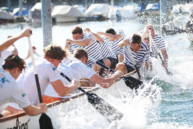 Beim Drachenboot-Wettbewerb am Freitagnachmittag im Gondelhafen traten verschiedenen Teams gegeneinander an.