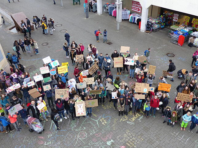 Ebenso bunt wie die selbstgebastelten Schilder der Schüler war danach auch der Boden.