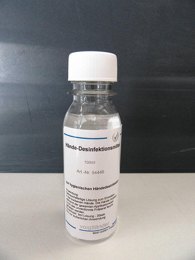 In diesen Fläschchen sind jeweils 100 Milliliter Desinfektionsmittel enthalten, das Voigtländer an die Polizei liefert. Bild: Dieter Meister