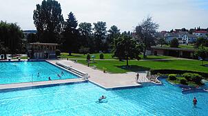 Die Freibäder in Engen (hier im Bild) und Gottmadingen müssen ihre Öffnungszeiten wegen personellen Ausfällen bei den Schwimmmeistern ...