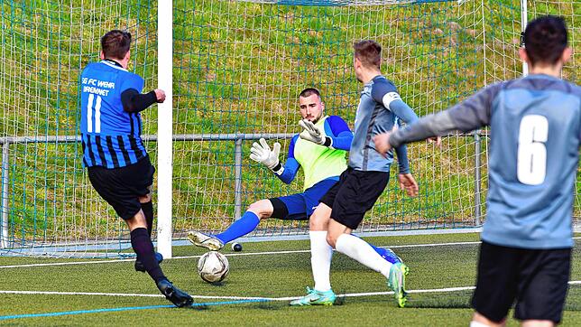Nicht noch eins: Mit einer Fußabwehr verhindert Tim Rusch einen weiteren Treffer für die SG FC Wehr/Brennet, hier durch Jan Steininger ...