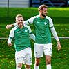 Kevin Kärcher und Noah Schade vom DJK Villingen freuen sich. Sie gewannen mit ihrer Mannschaft das Spiel gegen den FC Löffingen mit 3:1.