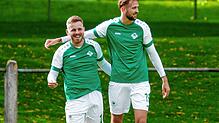 Kevin Kärcher und Noah Schade vom DJK Villingen freuen sich. Sie gewannen mit ihrer Mannschaft das Spiel gegen den FC Löffingen mit 3:1.