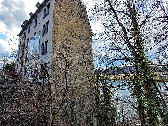 Das Rheinschloss an der B34 in Waldshut.