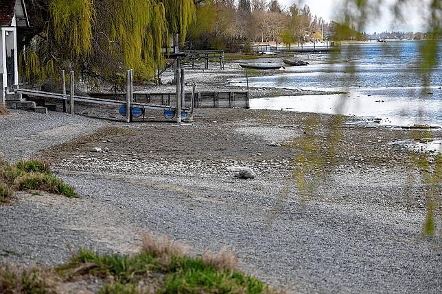 In der Nähe des Radolfzeller Wasserspielplatzes liegen weite Bereiche des Ufers trocken.