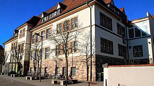 In der Bräunlinger Schule wird derzeit viel für die Sicherheit getan. Dazu gehört ein ans Gebäude (im Schattenbereich) angefügter ...