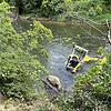 Der Bagger ist abgerutscht und wird vom Wasser der Birs bei Aesch (Kanton Basel-Landschaft) umspült.