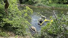 Der Bagger ist abgerutscht und wird vom Wasser der Birs bei Aesch (Kanton Basel-Landschaft) umspült.