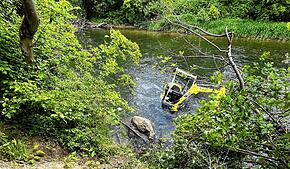 Der Bagger ist abgerutscht und wird vom Wasser der Birs bei Aesch (Kanton Basel-Landschaft) umspült.